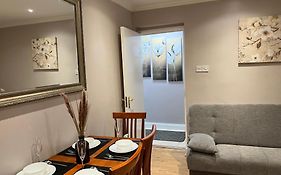 London Property Apartments For Up To 6, Next To Big Ben & London Eye